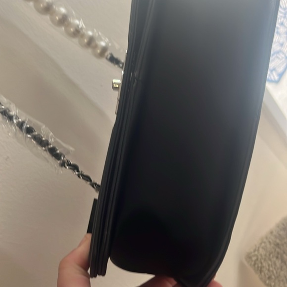 Badgley Mischka NWT crossbody or shoulder bag
Pearl accents - Picture 6 of 8